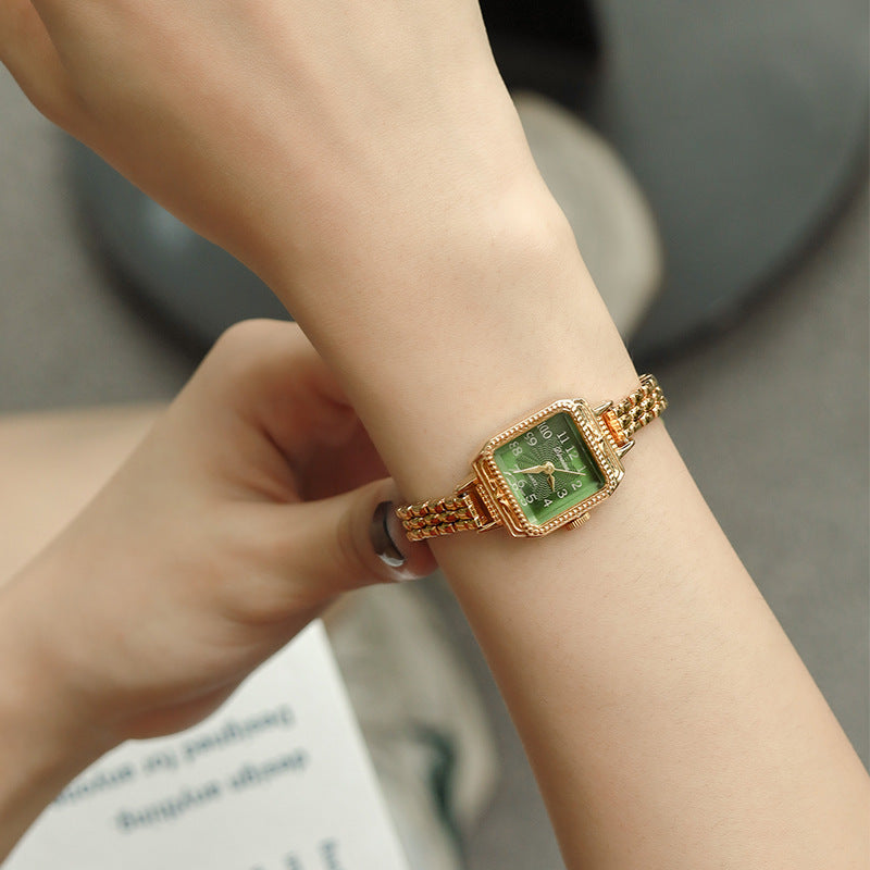 Reloj de mujer de la época victoriana con tiras de cobre cuadradas