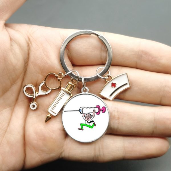 Llavero de jeringa y estetoscopio para personal médico