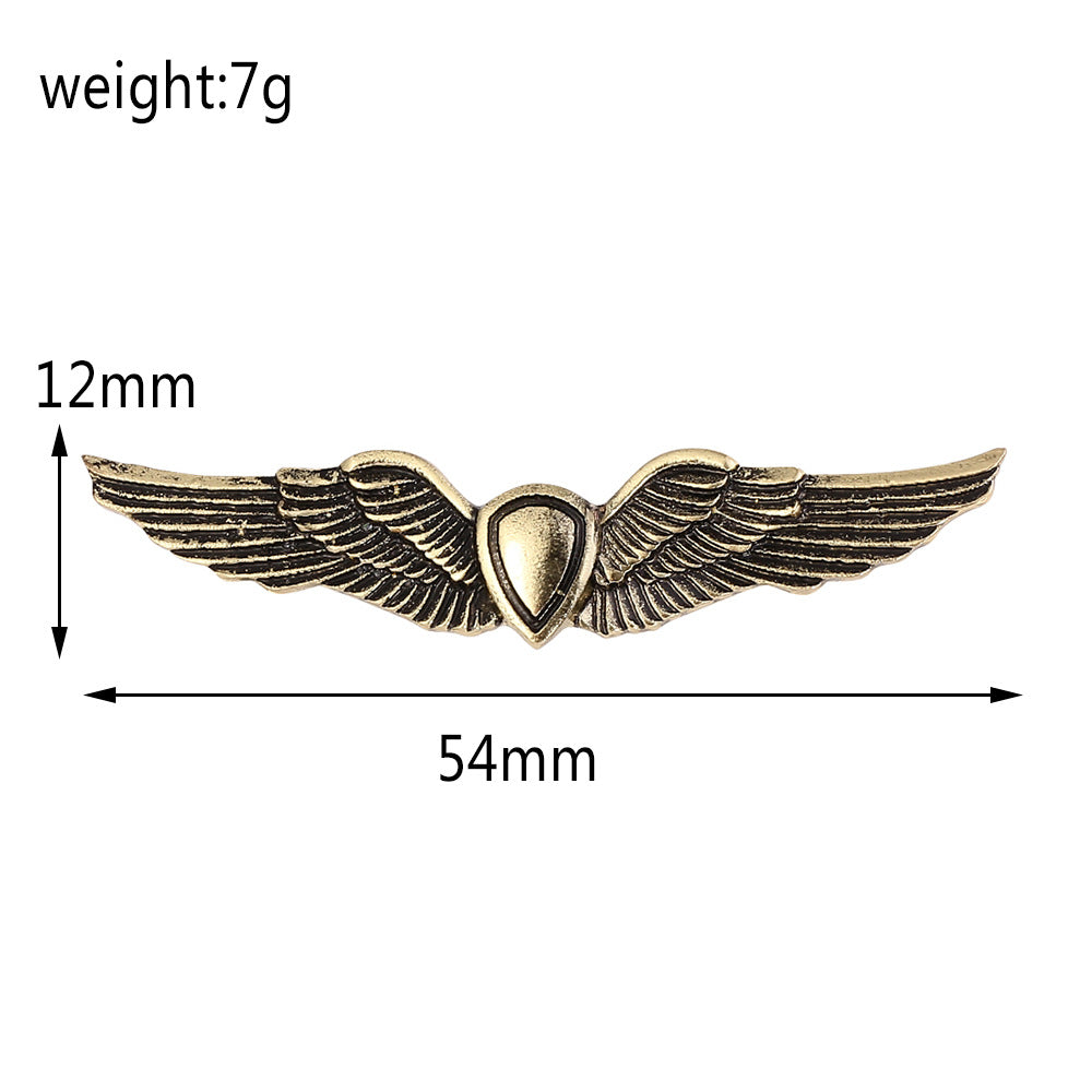 Broche de goteo de aceite con insignia M dorada