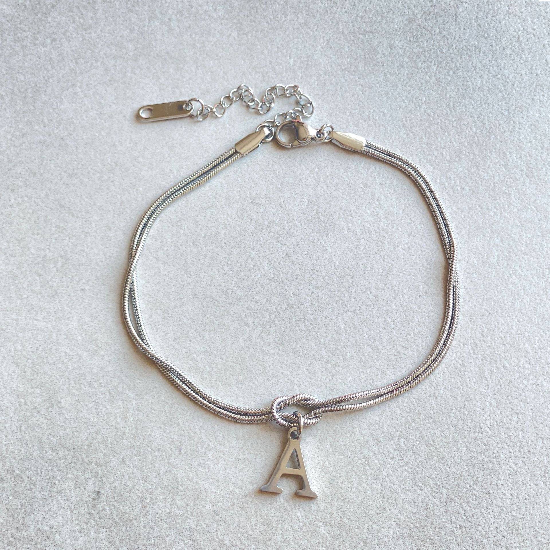 Nuevas pulseras con nudo de amor de la A a la Z para mujer, pulseras con dije de cadena de serpiente delicada de color dorado para parejas, joyería de acero inoxidable, regalo para el Día de San Valentín