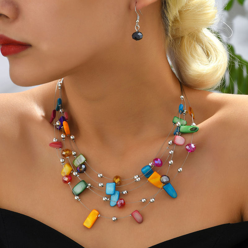 Conjunto de pendientes y collar bohemio de varias capas con conchas y cristales