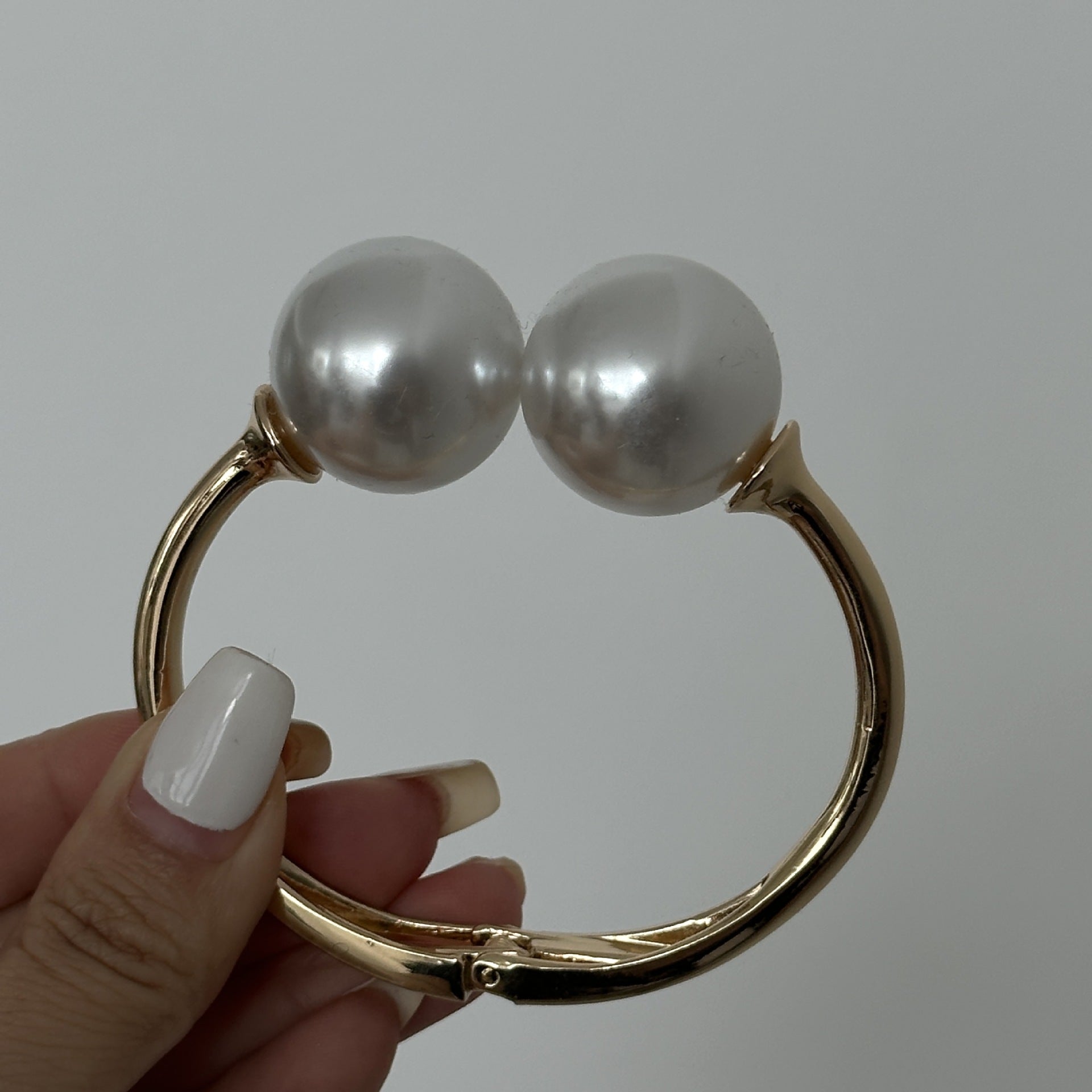 Textured Glossy Water Drop Hug Bracelet