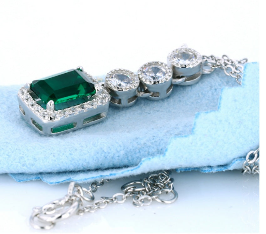 Anhänger mit synthetischem, recyceltem Smaragd 1 Karat vollständig eingelegt 1 Karat S925 versilbert