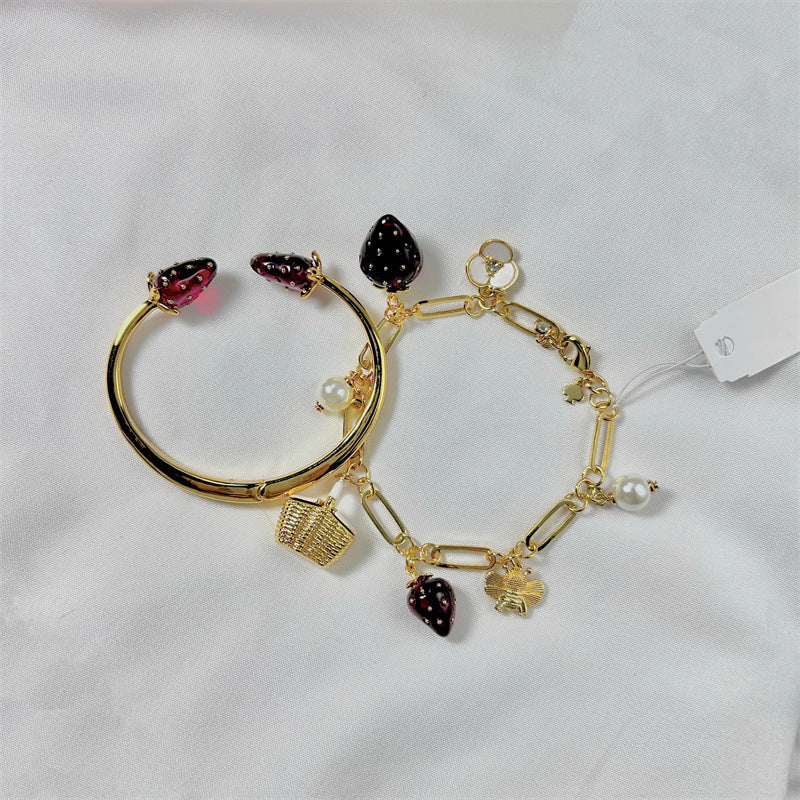 Armband aus Landpflanzen mit roten Harz-Erdbeerperlen und Edelsteinen