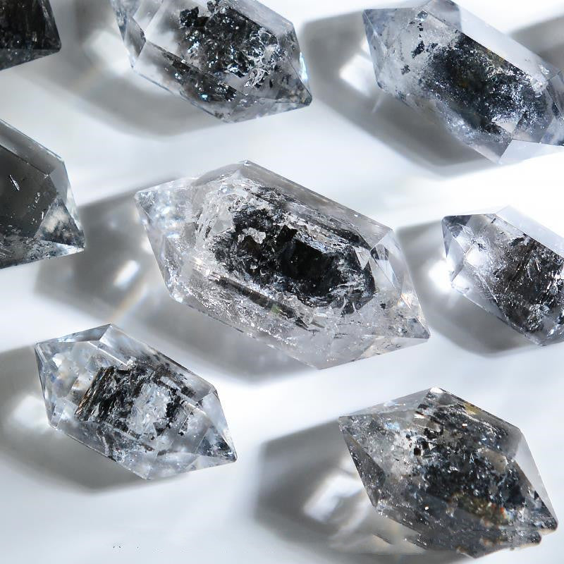 Natürlicher Kristall Schwarzer funkelnder Diamant Boutique Doppelspitzen Rohstein-Anhänger
