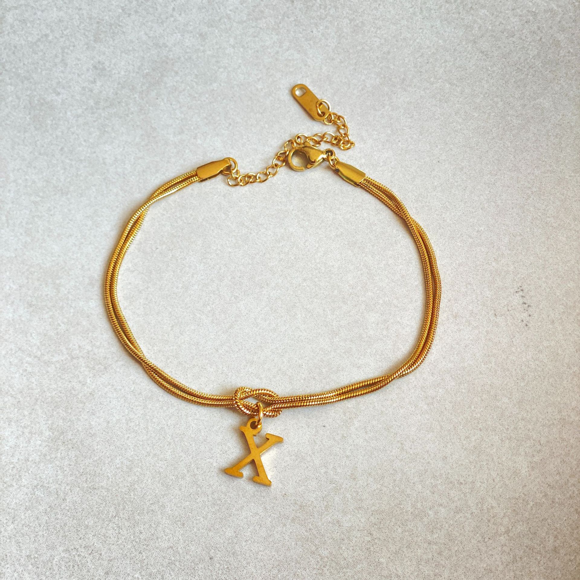 Nuevas pulseras con nudo de amor de la A a la Z para mujer, pulseras con dije de cadena de serpiente delicada de color dorado para parejas, joyería de acero inoxidable, regalo para el Día de San Valentín