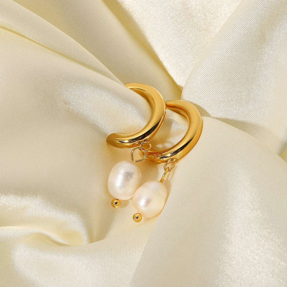 Pendientes de acero inoxidable de oro de 18 quilates con perlas de personalidad a la moda