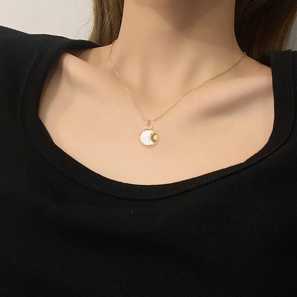 Halskette aus Edelstahl mit weißer Muschel und Mond, vergoldet, rund