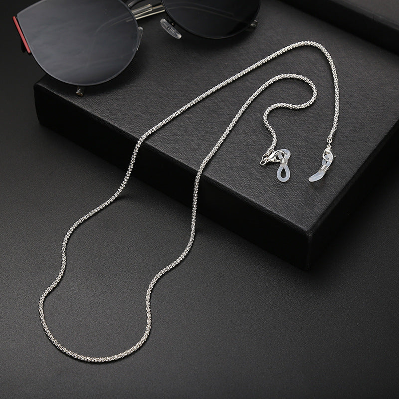 Einfache monochrome Brillenketten im Retro-Stil
