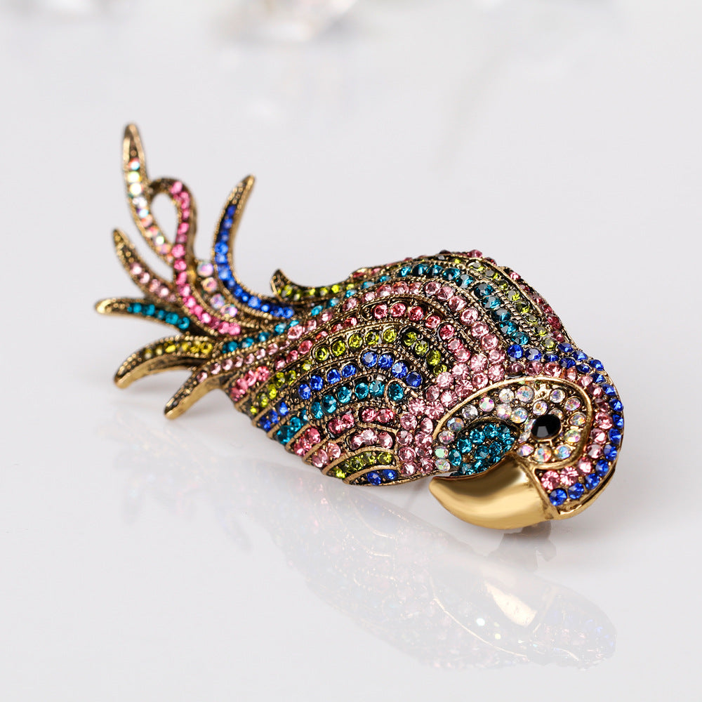 Broche de loro con diamantes de colores y personalidad a la moda