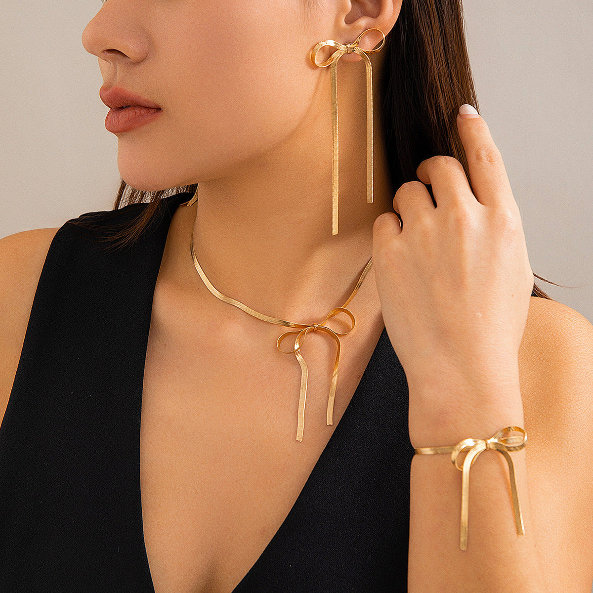 Damen-Schmuckset mit Metallband-Schleifen-Ohrsteckern, Halskette und Armband
