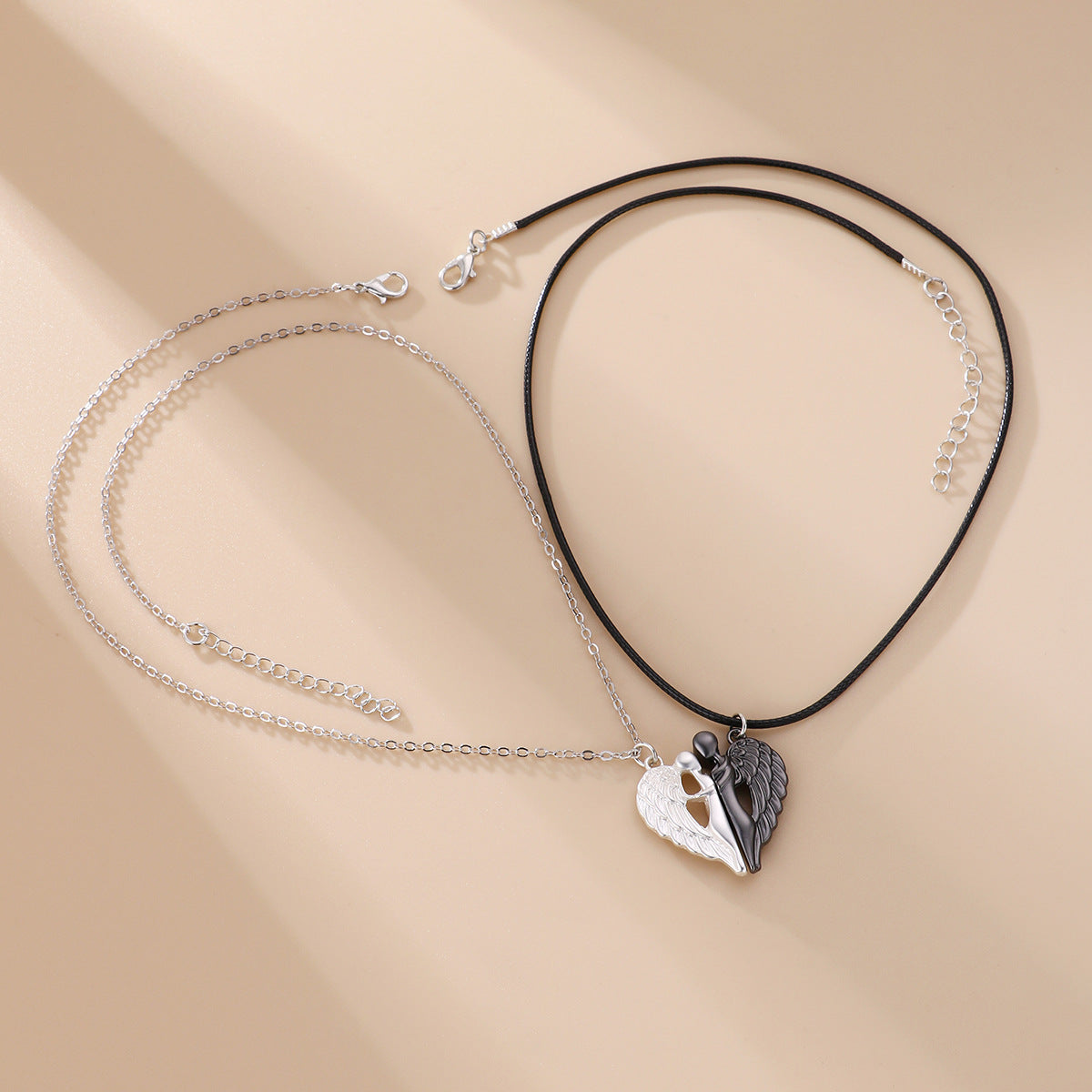 Zwei neuartige magnetische Flügelketten für Paare in verschiedenen Farben können auch als Schmuck für gute Freunde zur Erinnerung an ihre Freundschaft dienen