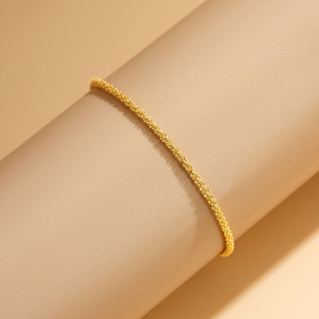 Tobillera metálica con cadena delgada brillante que combina con todo