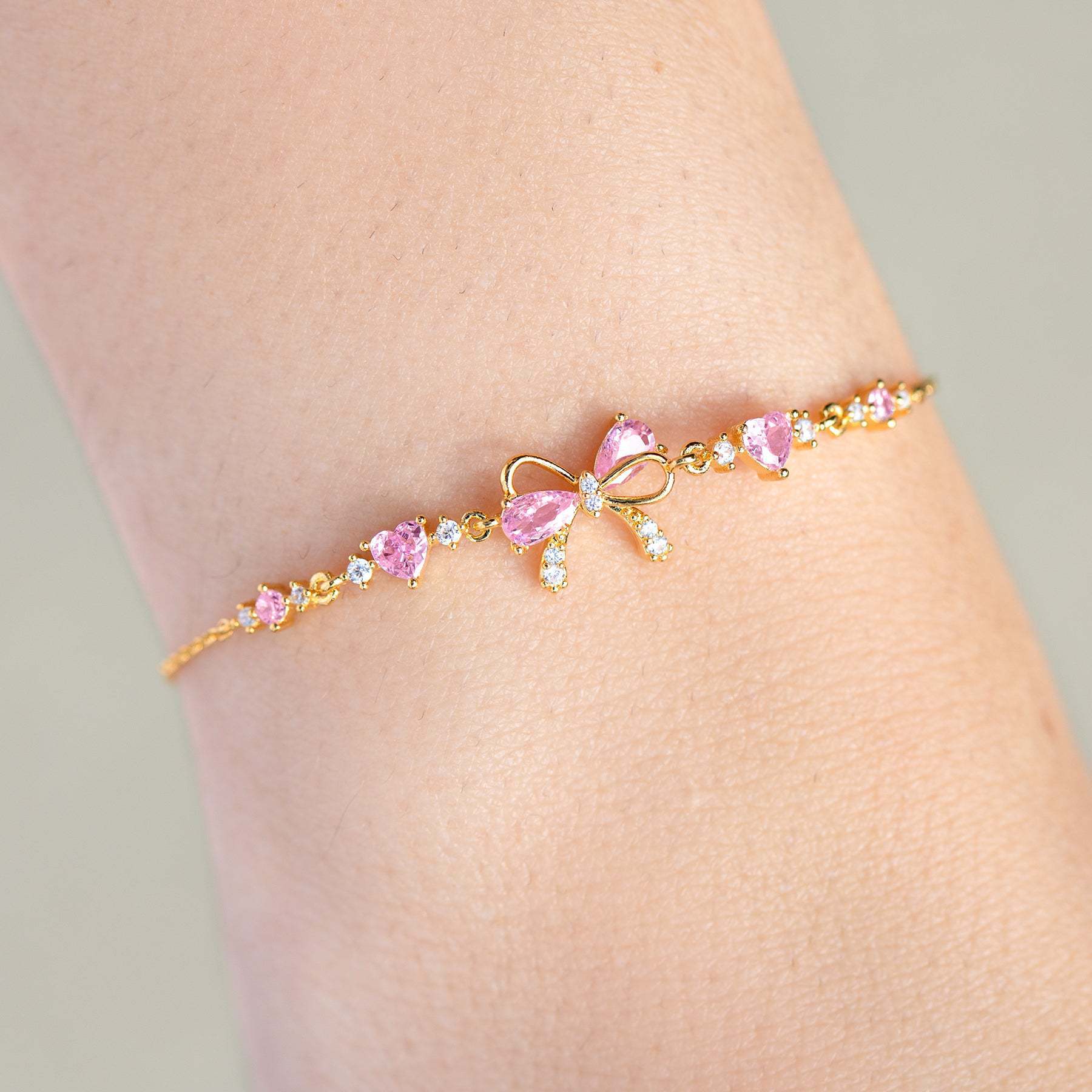 Niedliches, süßes Armband mit Liebesherz und Zirkonia-Schleife