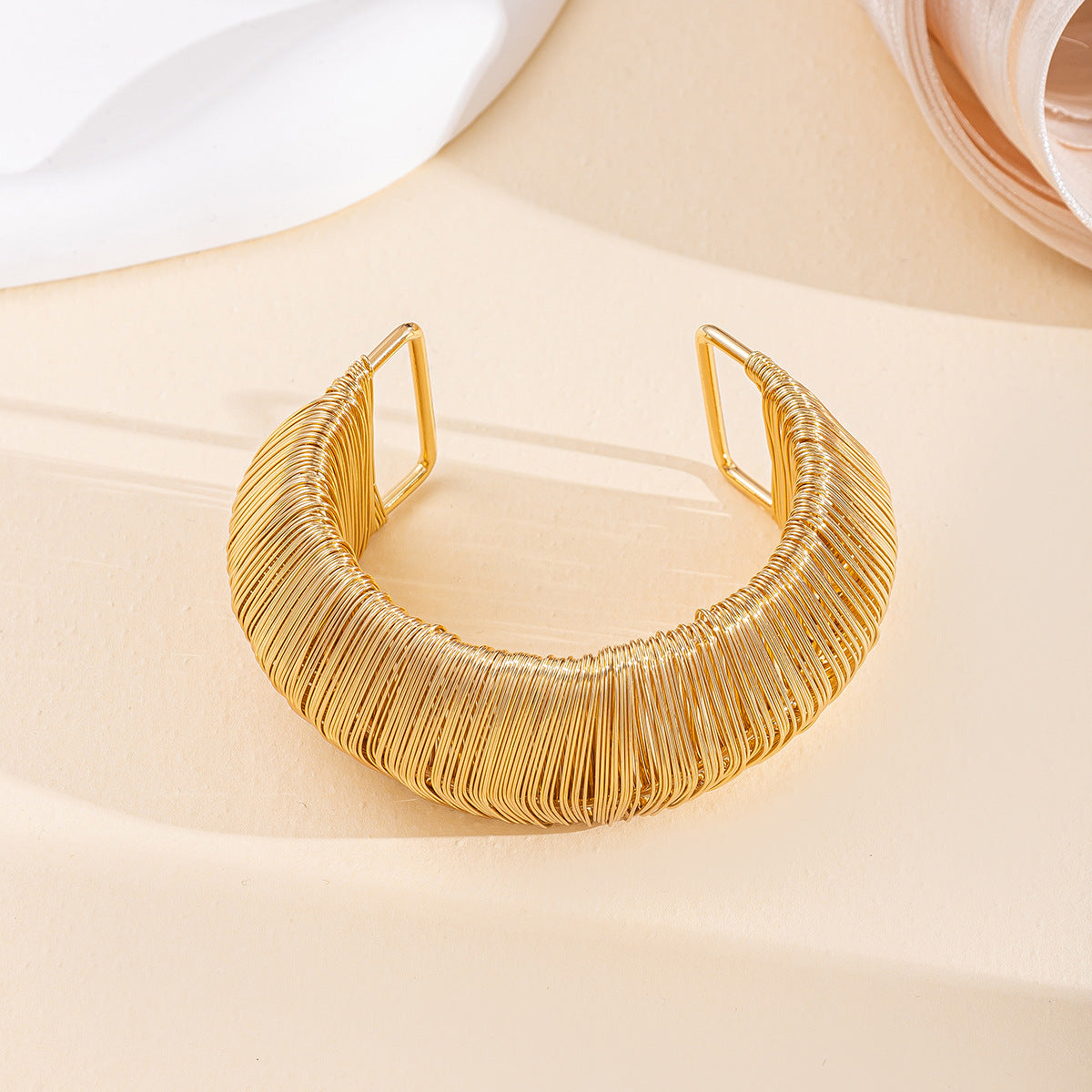Pulsera en C de aleación cepillada y diseño exagerado