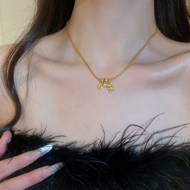 Collar chapado en oro con colgante de oso lunar