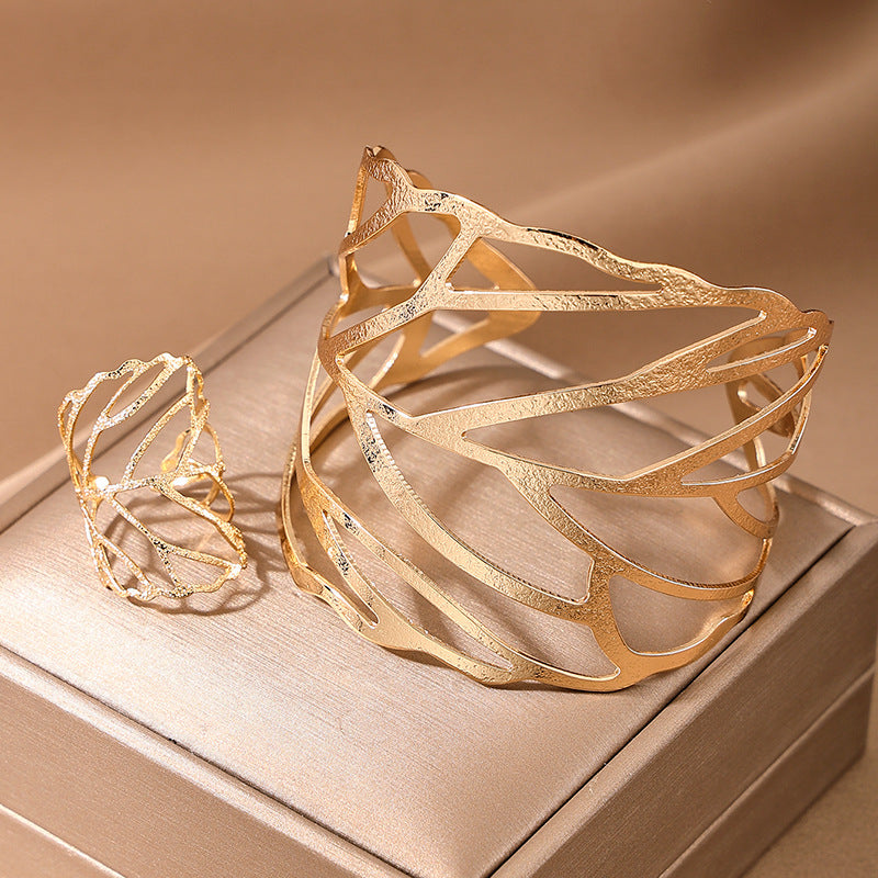 Kreativer Metall-Design-Sinn Hohle Blätter Offener Ring Armband Anzug