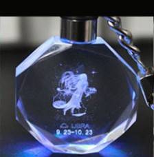 Llavero con colgante de cristal intermitente