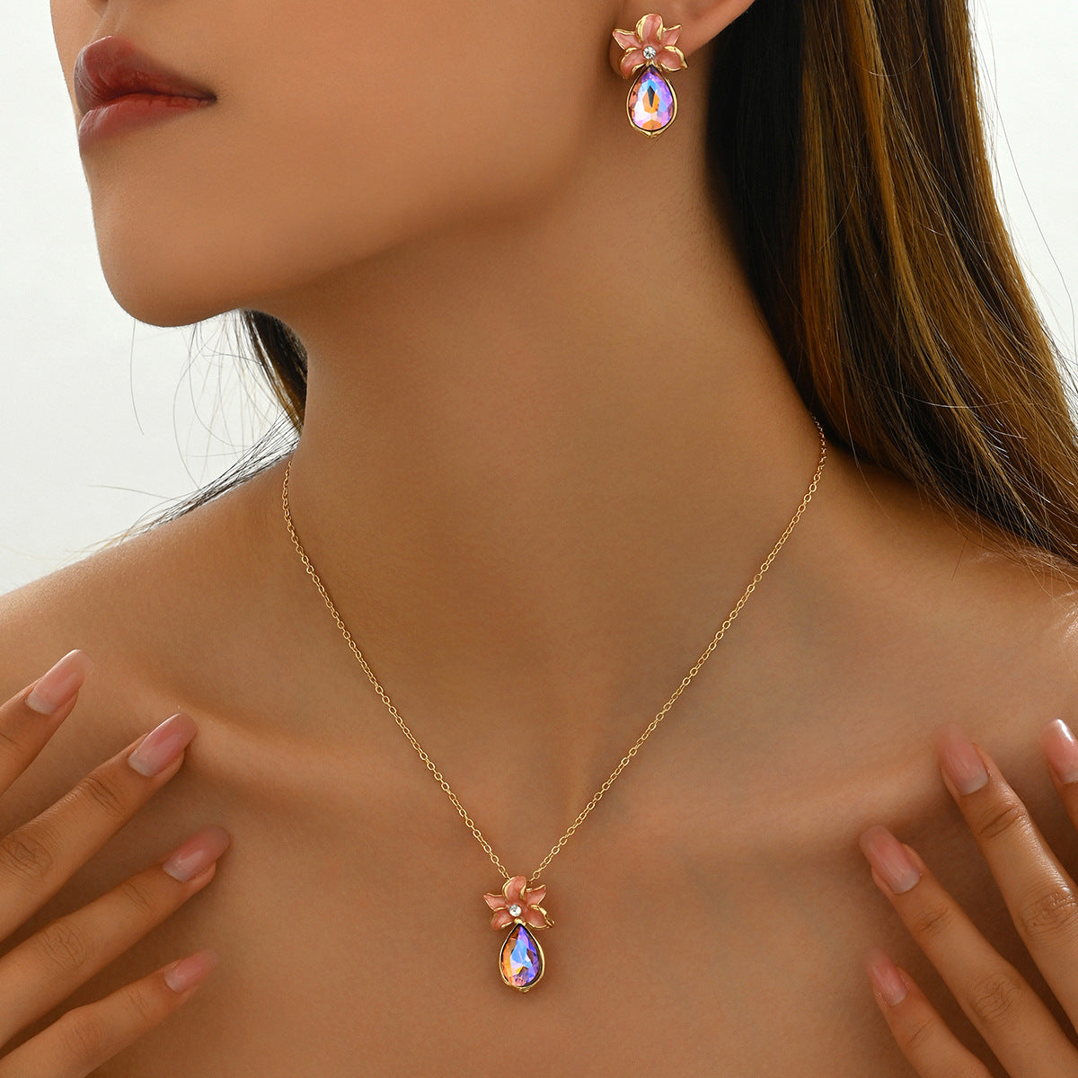 Schmuck-Set mit Blumenkette und Ohrringen, eingelegt mit Zirkon