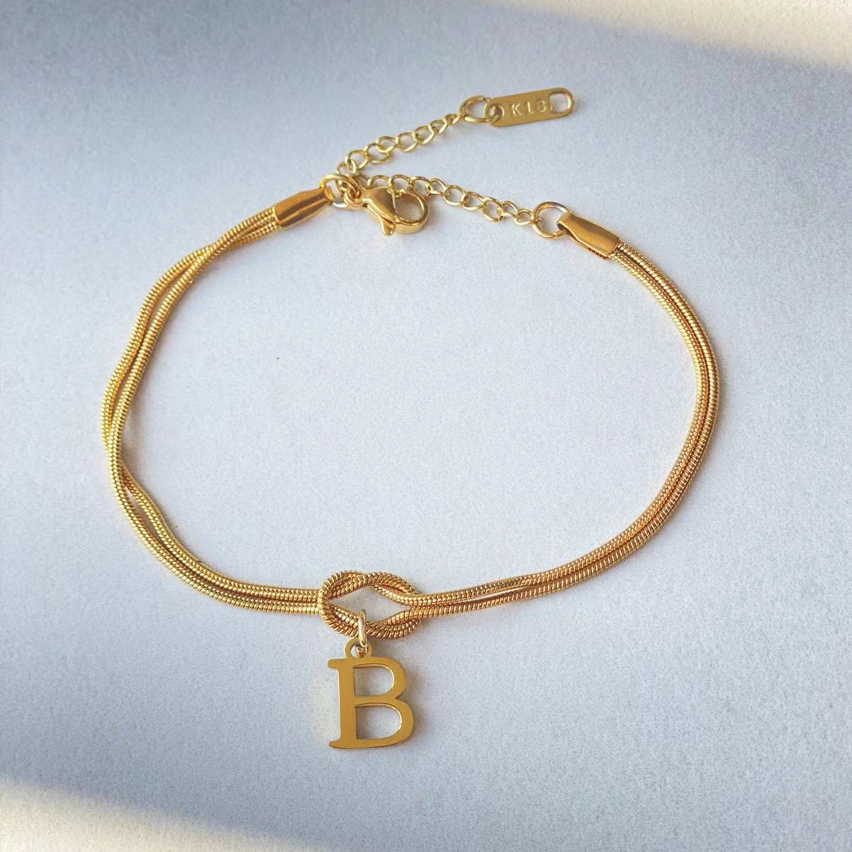 Nuevas pulseras con nudo de amor de la A a la Z para mujer, pulseras con dije de cadena de serpiente delicada de color dorado para parejas, joyería de acero inoxidable, regalo para el Día de San Valentín