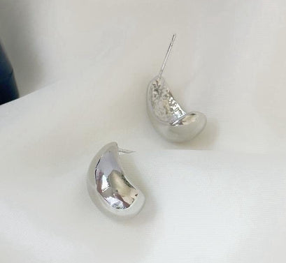 Pendientes de gota de agua de metal con un toque de lujo de nicho