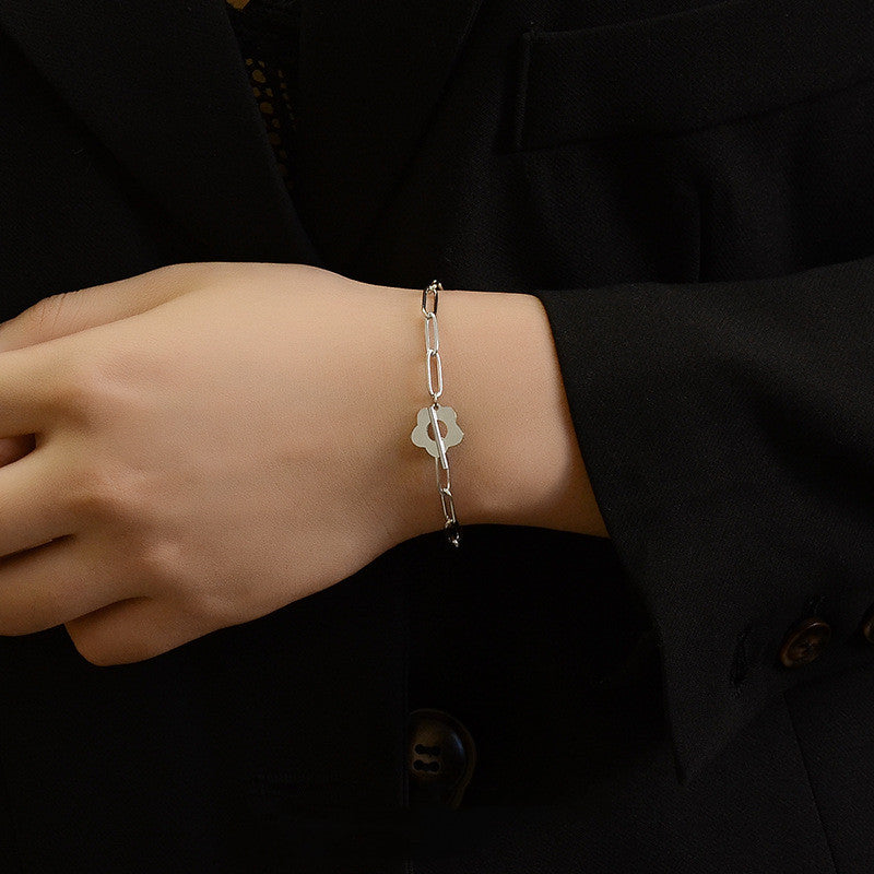 Pulsera versátil de acero de titanio chapado en oro de 18 quilates E124