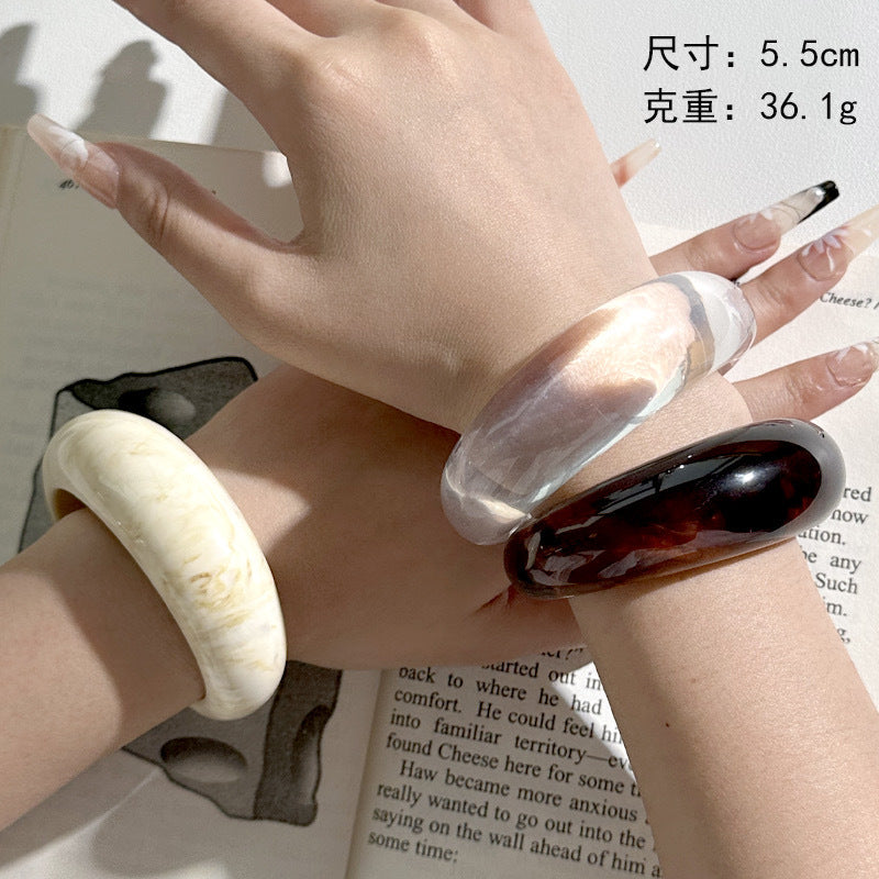 Pulsera de resina abierta con textura transparente, de gran tamaño y exagerada