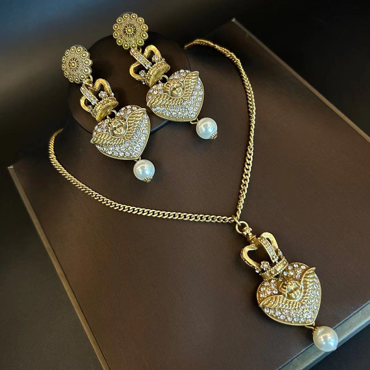 Vintage Amor Ohrringe Halskette Hochwertiger, diamantbesetzter geschnitzter Glasur-Schmuck