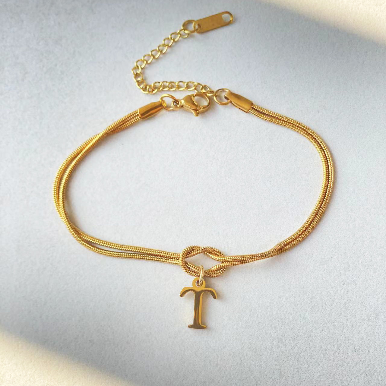 Nuevas pulseras con nudo de amor de la A a la Z para mujer, pulseras con dije de cadena de serpiente delicada de color dorado para parejas, joyería de acero inoxidable, regalo para el Día de San Valentín