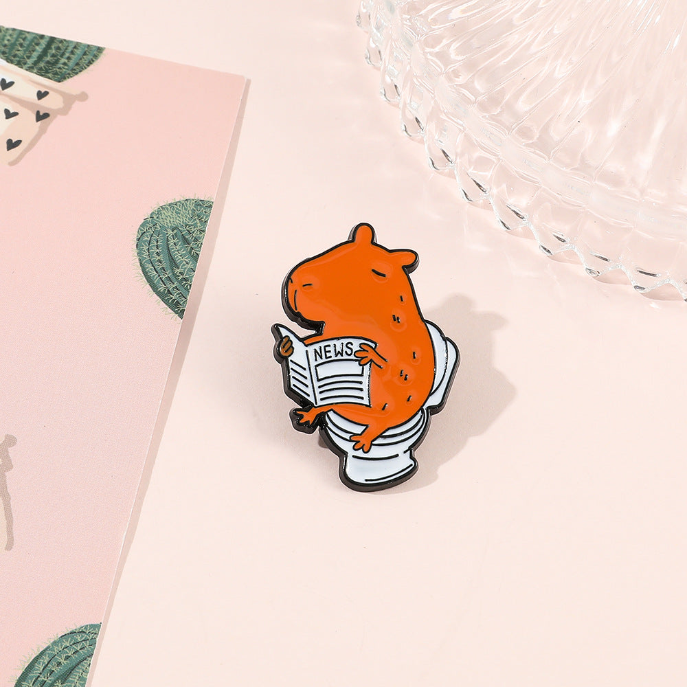 Pequeño Ratón En El Inodoro Leyendo Periódico Forma Pin Broche