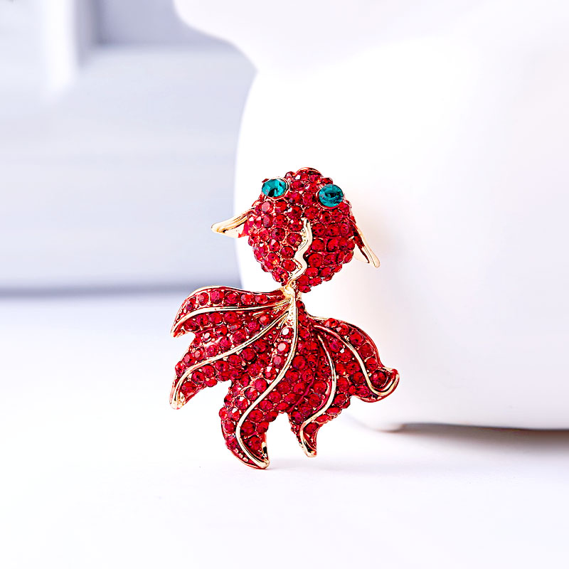Broche de pedrería de carpa koi roja para traje o abrigo de festival