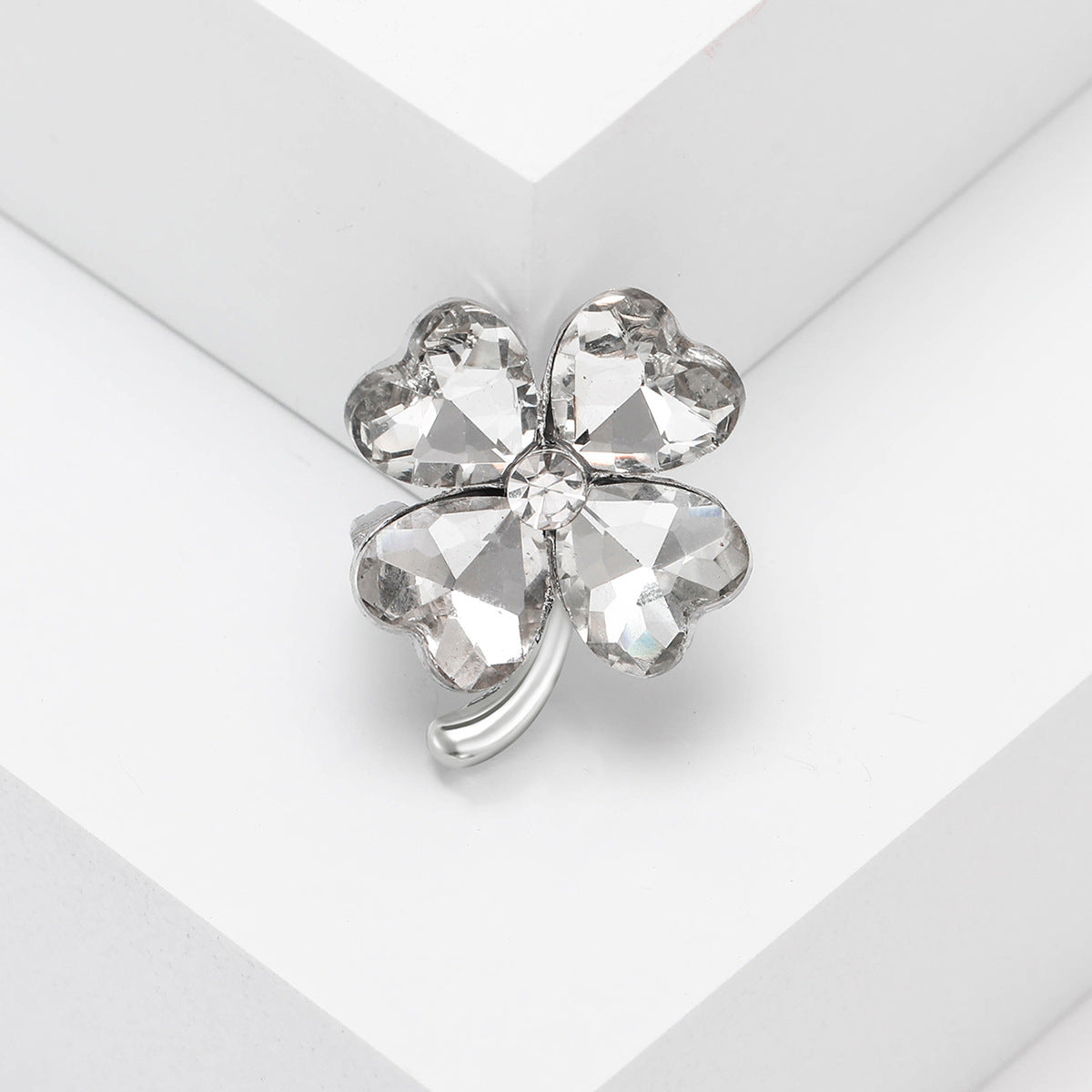 Broche de trébol de cuatro hojas con diamantes de imitación en forma de corazón, sencillo y compacto, a la moda