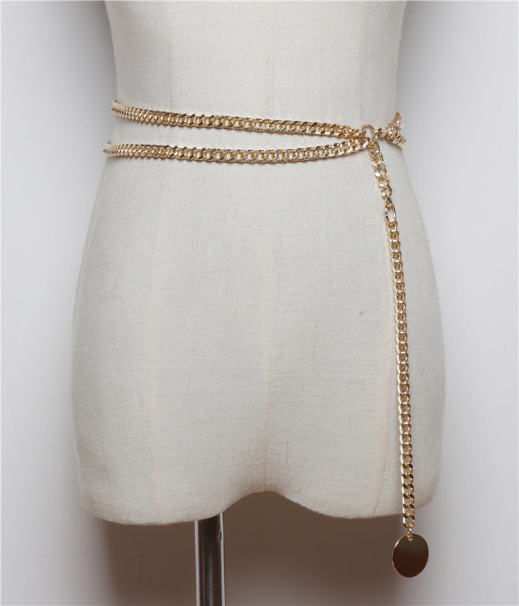 Vestidos de mujer decorados con cinturones finos y cadenas