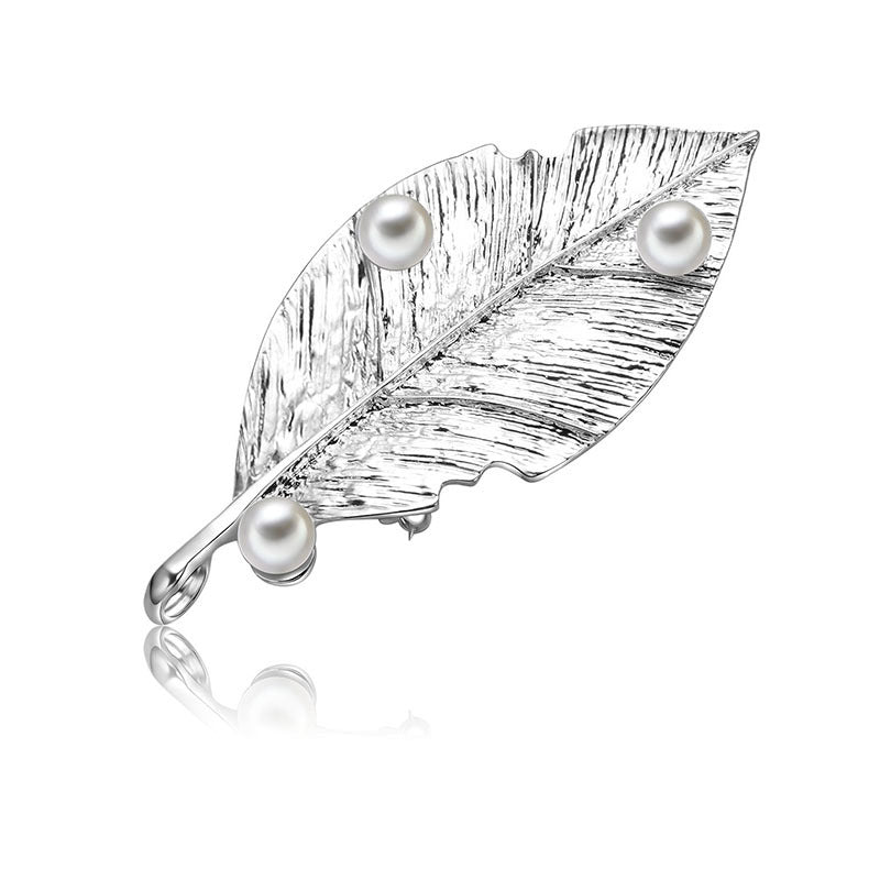 Broche de perlas con incrustaciones de aleación simple y natural para ropa de moda