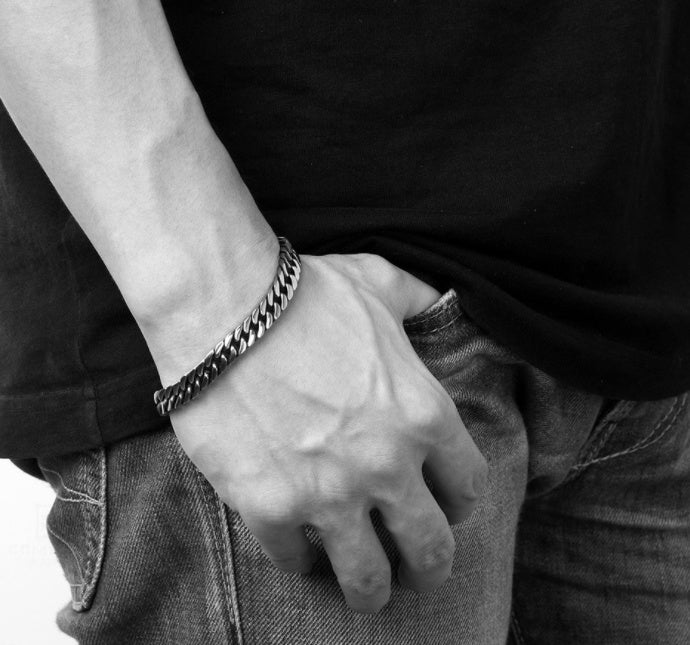 Brazalete de acero de titanio