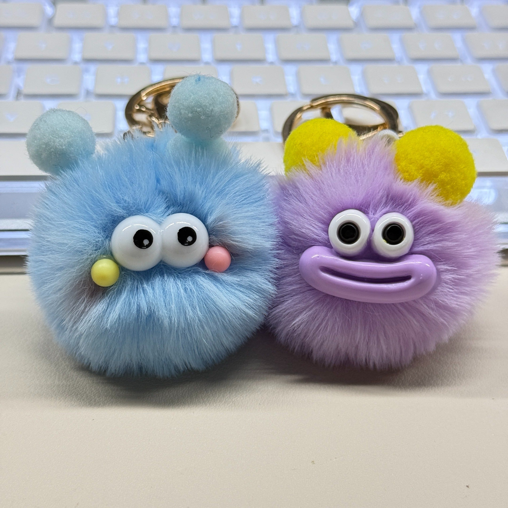 Llaveros de peluche de dibujos animados bonitos, hechos de materiales suaves y esponjosos, con varios diseños adorables, adecuados para la decoración del hogar o el uso diario, lo que los convierte en una opción de regalo interesante.