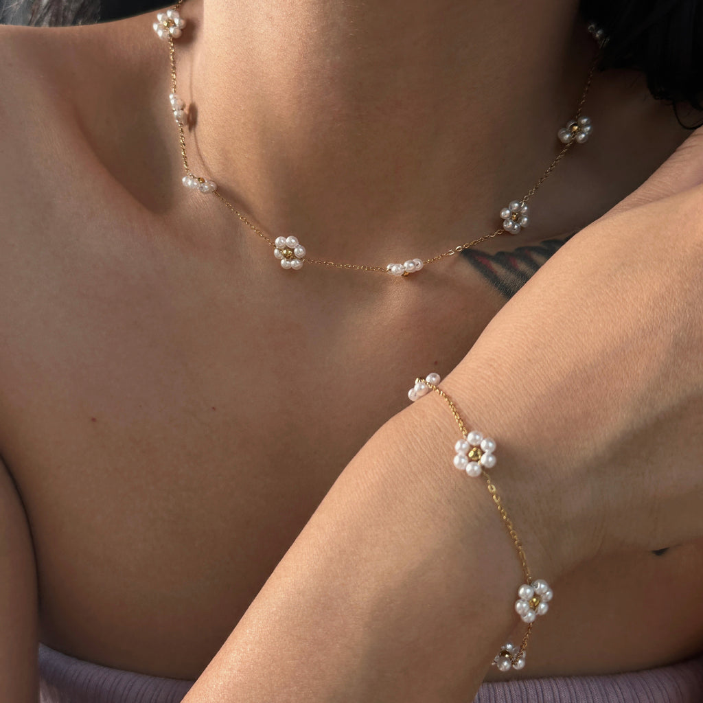 Perlenkette mit kleinen Blumen aus Titanstahl