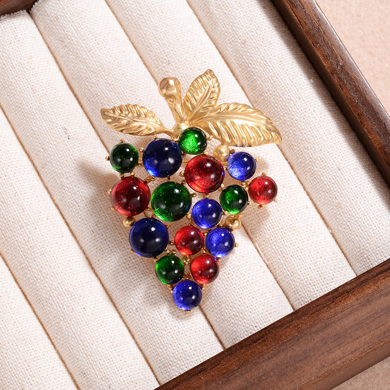 Brosche im Retro-Stil, bunte lila Traubenform