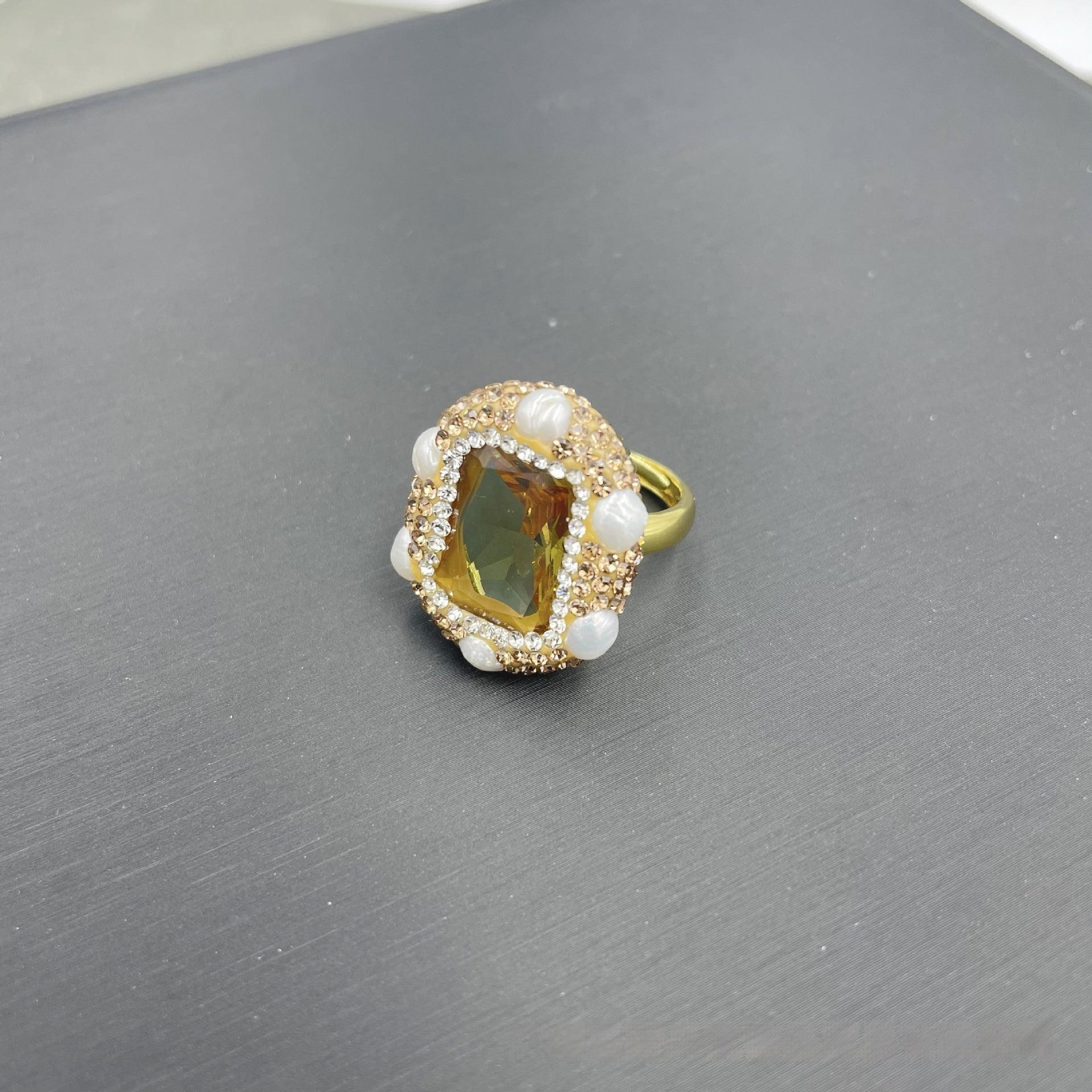 Europäisch Amerikanischer Und Französischer Stil Leichter Luxus Lichtempfindlicher Steinschmuck