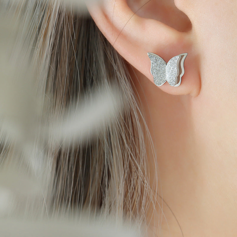 Juego de collar, pendientes y anillo de acero de titanio con textura esmerilada y bonita mariposa