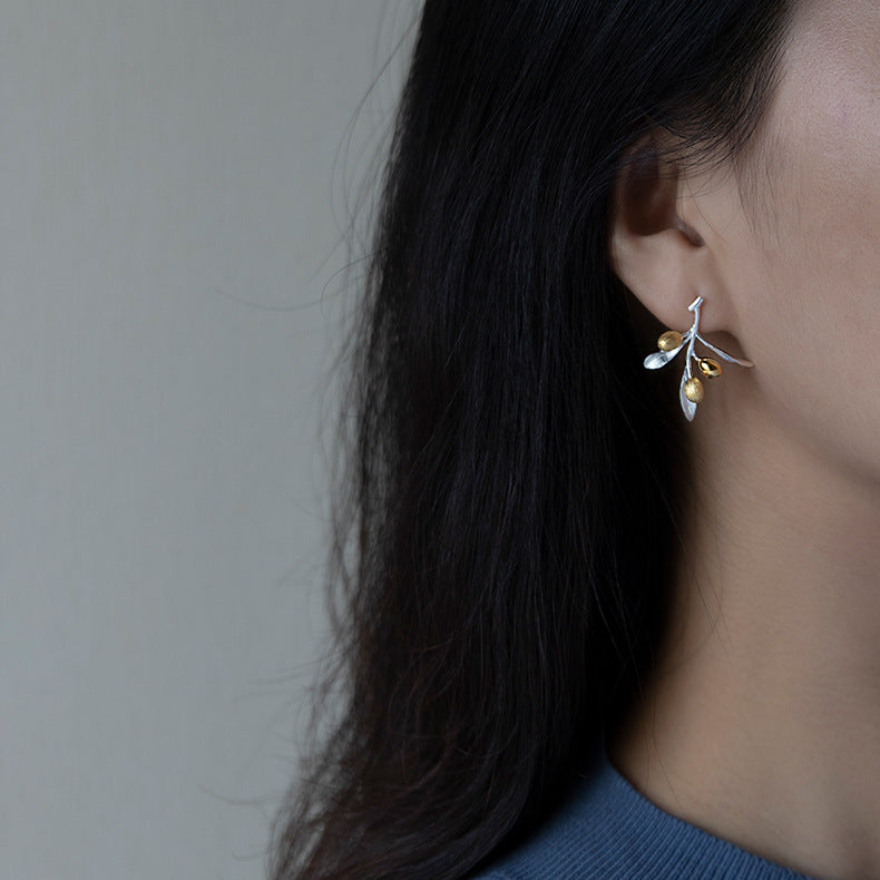 Los pendientes de plata de ley con rama de olivo "El sabor del amor": naturales y elegantes