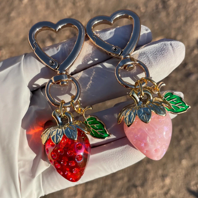Bonito llavero de fresa con forma de corazón, colgante creativo para bolso