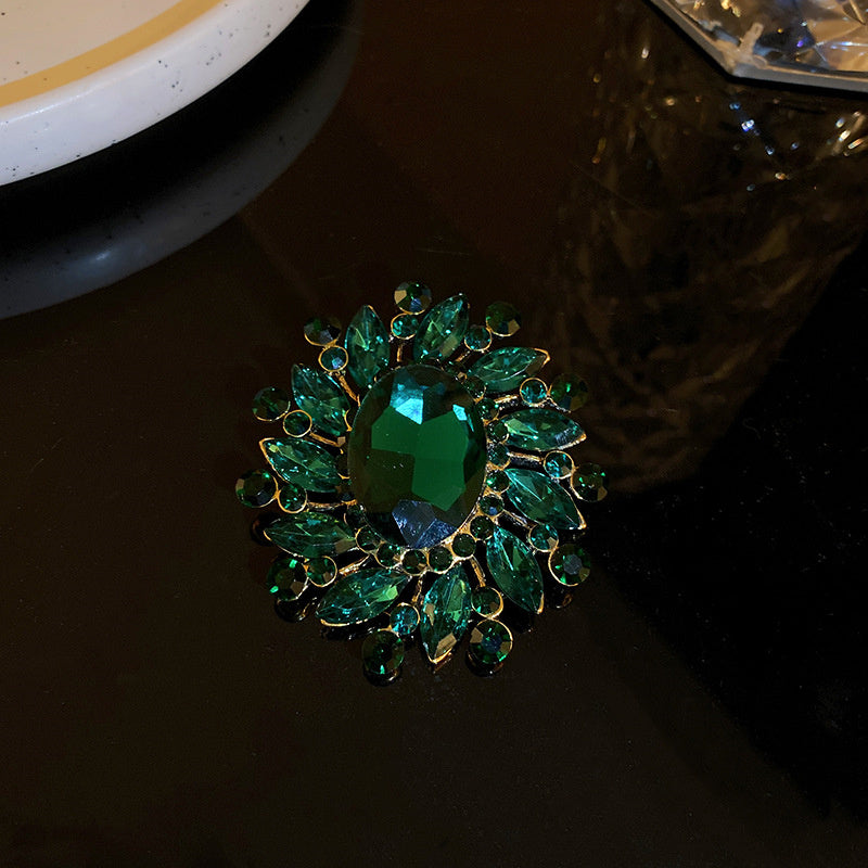 Französische Smaragd- und Diamantbrosche