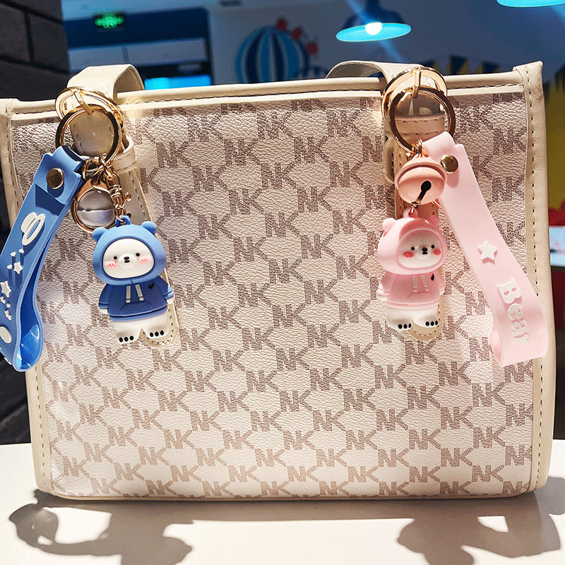 Suéter con pequeño colgante de oso blanco, llavero, accesorios bonitos, muñeco de dibujos animados