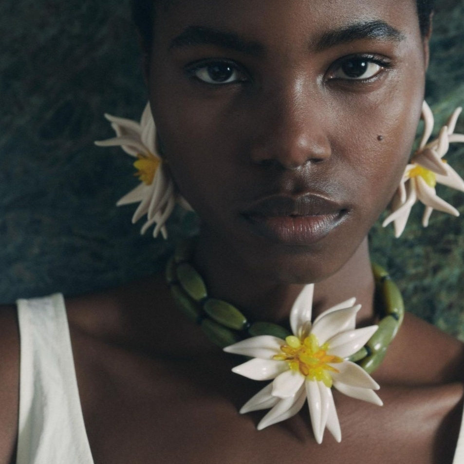 Pendientes de botón de flor blanca, pulseras, collar doble de capas gemelas