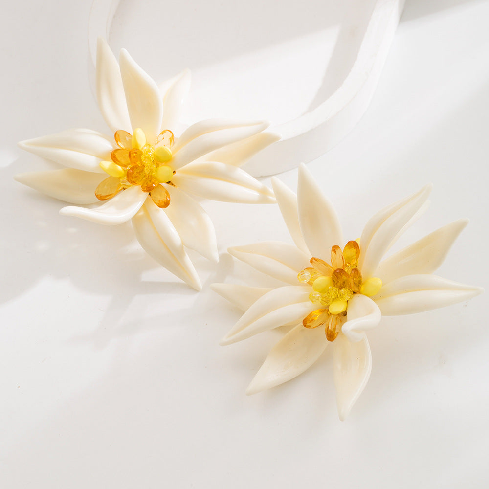 Pendientes de botón de flor blanca, pulseras, collar doble de capas gemelas