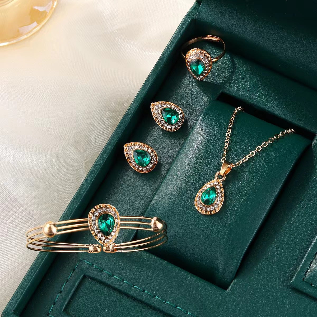 Schmuckanzug Damen Wassertropfen-Edelsteinserie Halskette Ohrring Ring Armband Vierteiliges Set