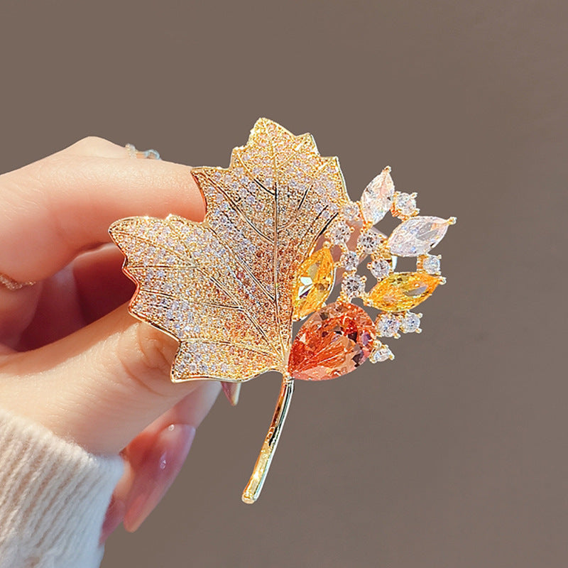 Nuevo Broche de Aleación de Alta Sensación de Nicho de Alta Gama, Pin para Abrigo y Traje, Corsage Versátil de Alta Gama