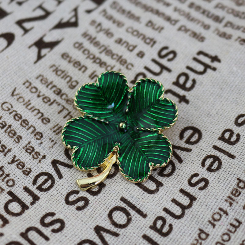 Broche trébol de cuatro hojas verde de aleación estilo universitario con galvanoplastia