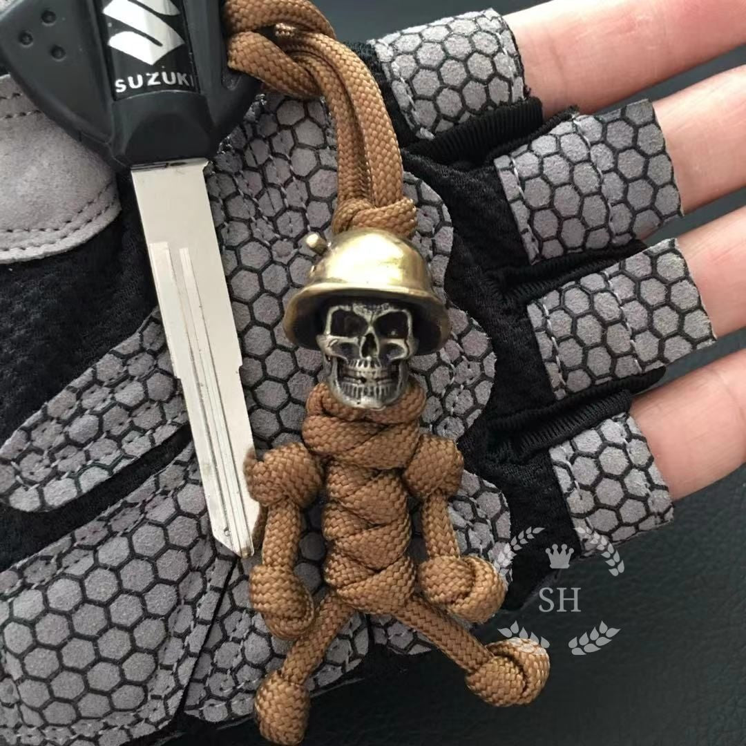 Colgante de coche con calavera, cuchillo antiguo y llavero